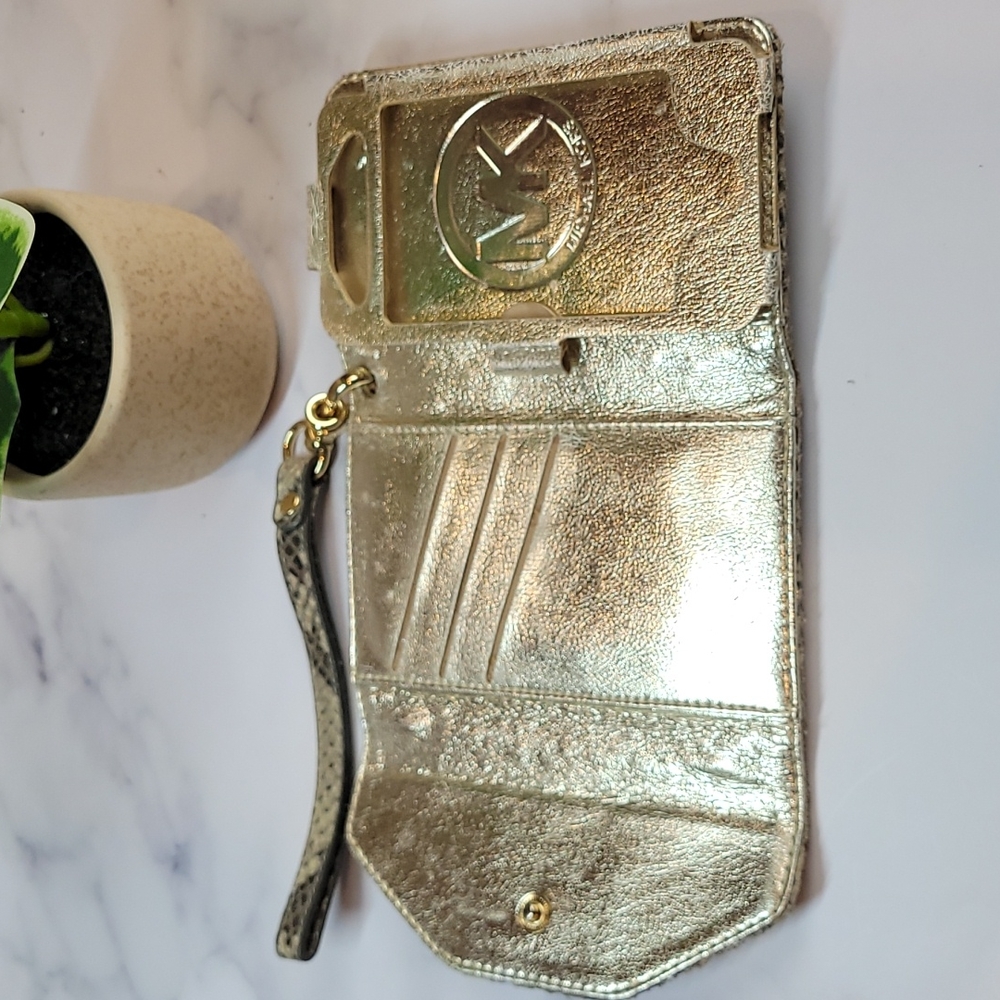 MICHAEL KORS SNAKE PRINT  PHONE WRISTLET - Picture 3 of 14
